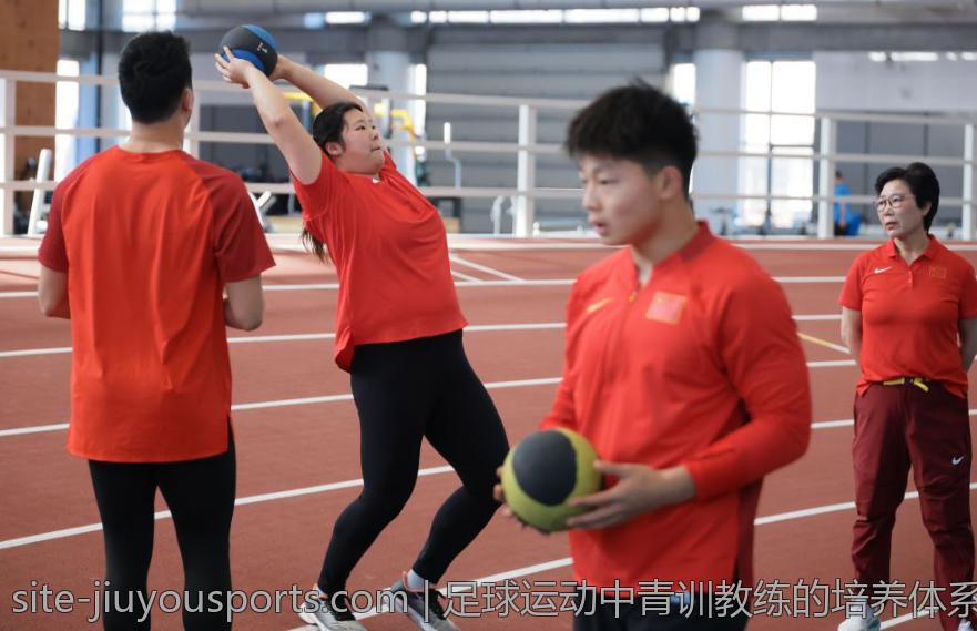 足球运动中青训教练的培养体系